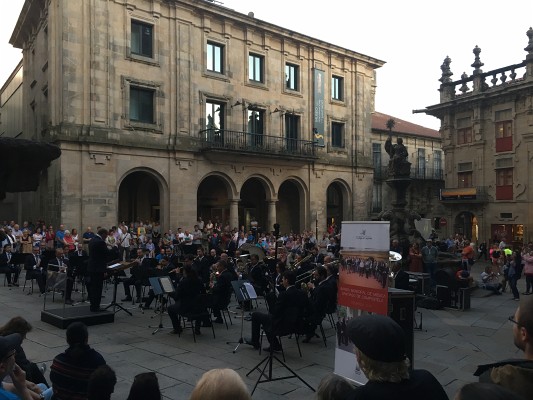 Před katedrálou v centru Santiago de Compostela hrál orchestr s názvem Banda municipal de música Santiago de Compostela. Santiago de Compostela, 19. 9.